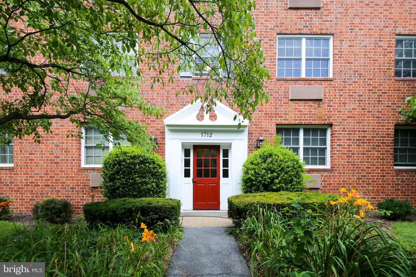 Property Photo: 1712 W Abingdon Drive 201 VA 22314