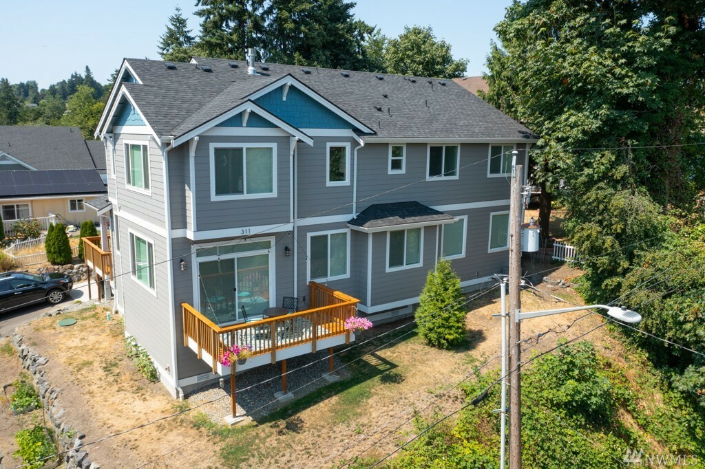 Property Photo:  311 Earlington Ave SW  WA 98057 