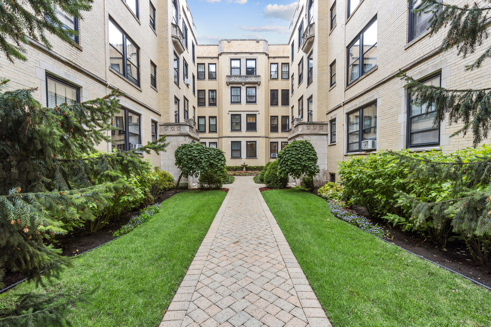 Property Photo:  3604 N Pine Grove Avenue 1G  IL 60613 