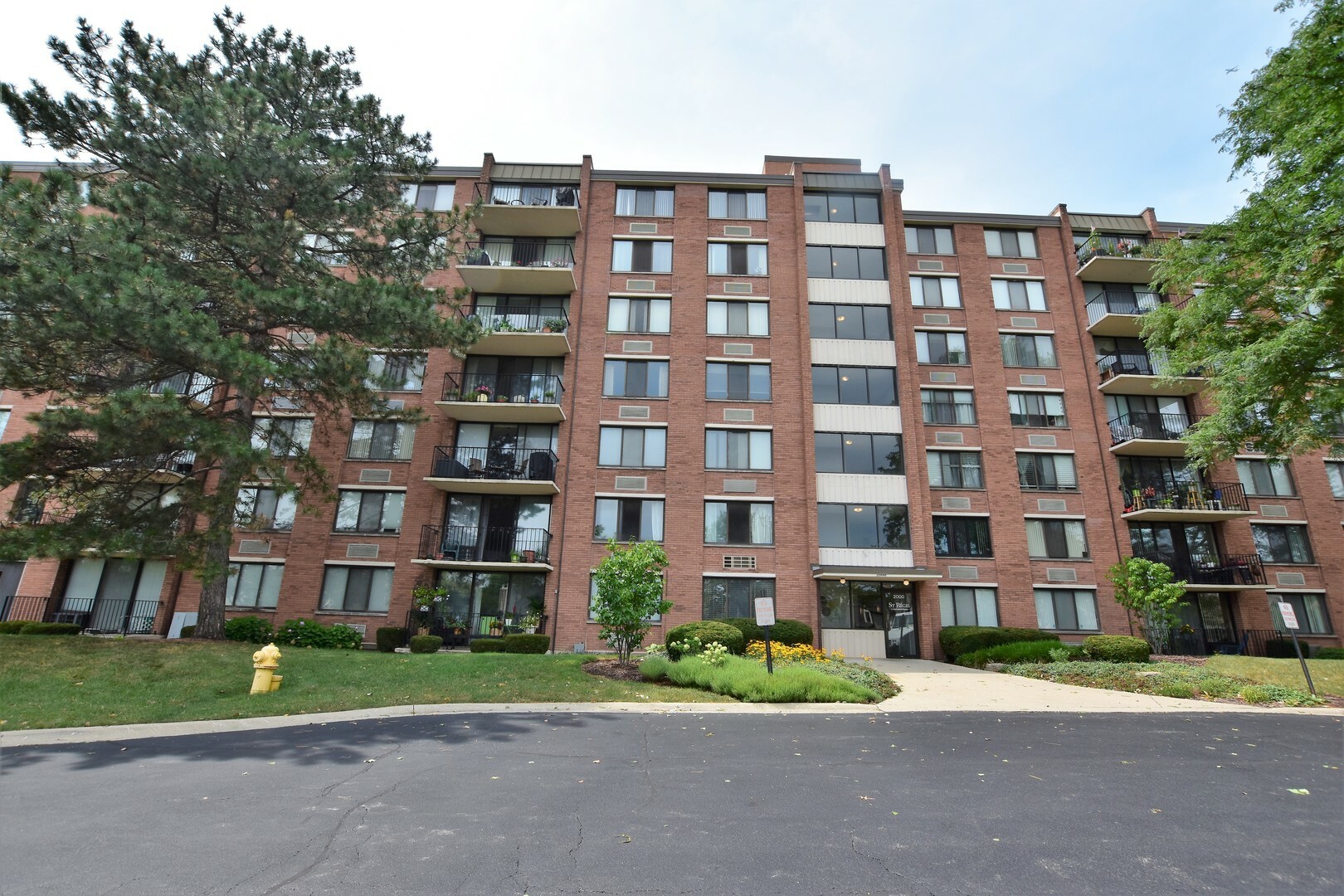 Property Photo:  2000 Saint Regis Drive 2J  IL 60148 