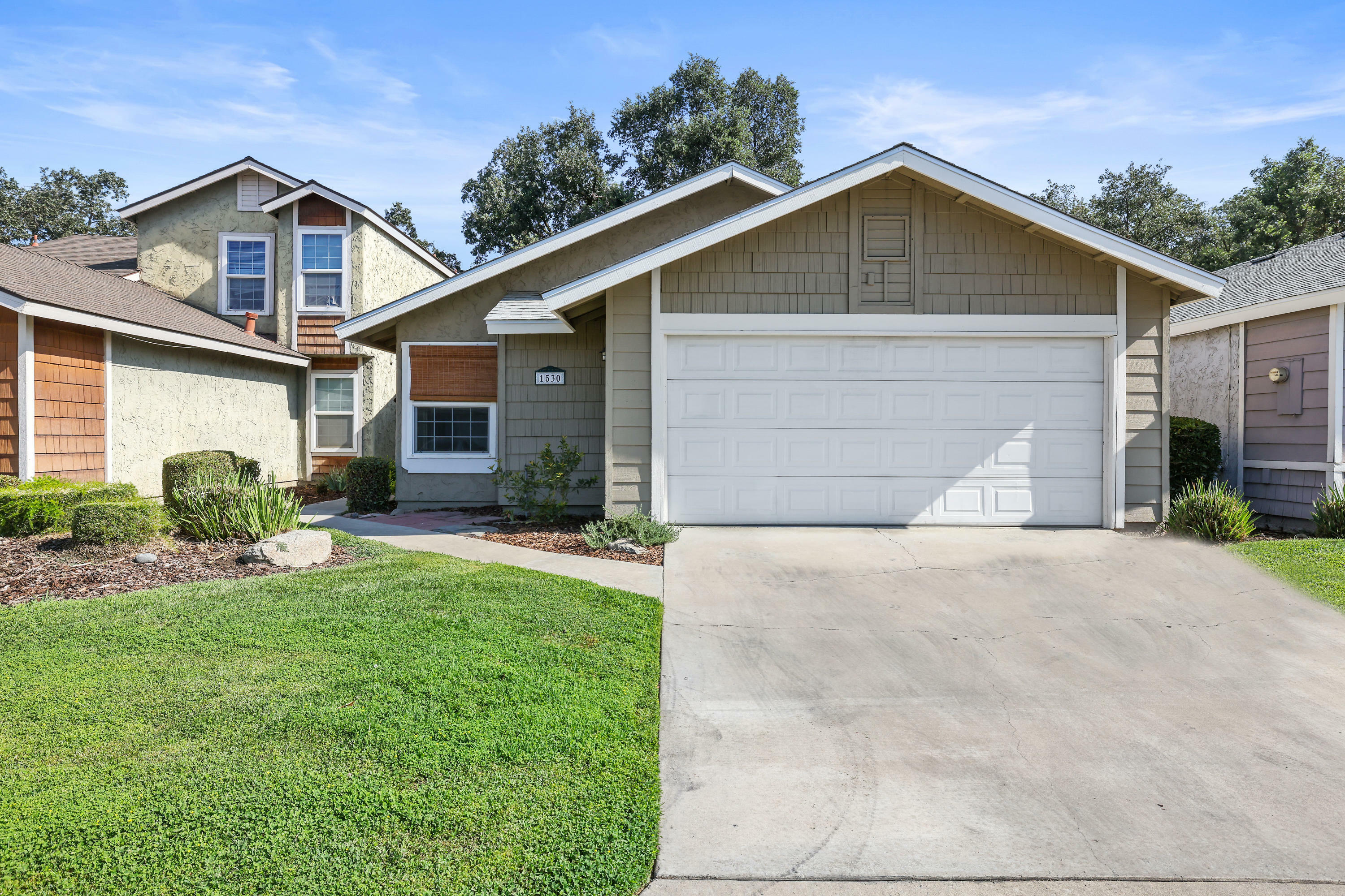 Property Photo:  1530 E Sunnyview Avenue  CA 93292 