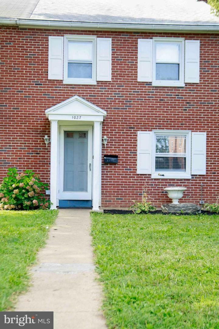 Property Photo: 1027 Edgemoor Court PA 17601