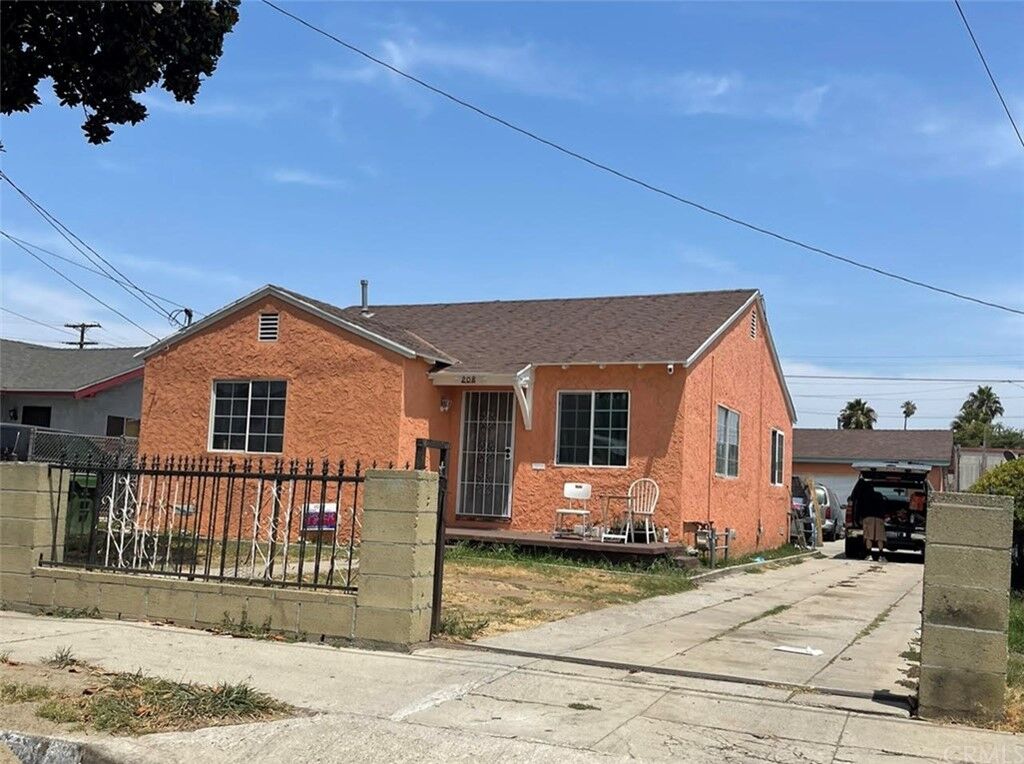 Property Photo: 208 N Poinsettia Avenue CA 90221