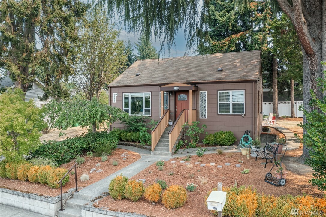 Property Photo:  718 State St S  WA 98033 