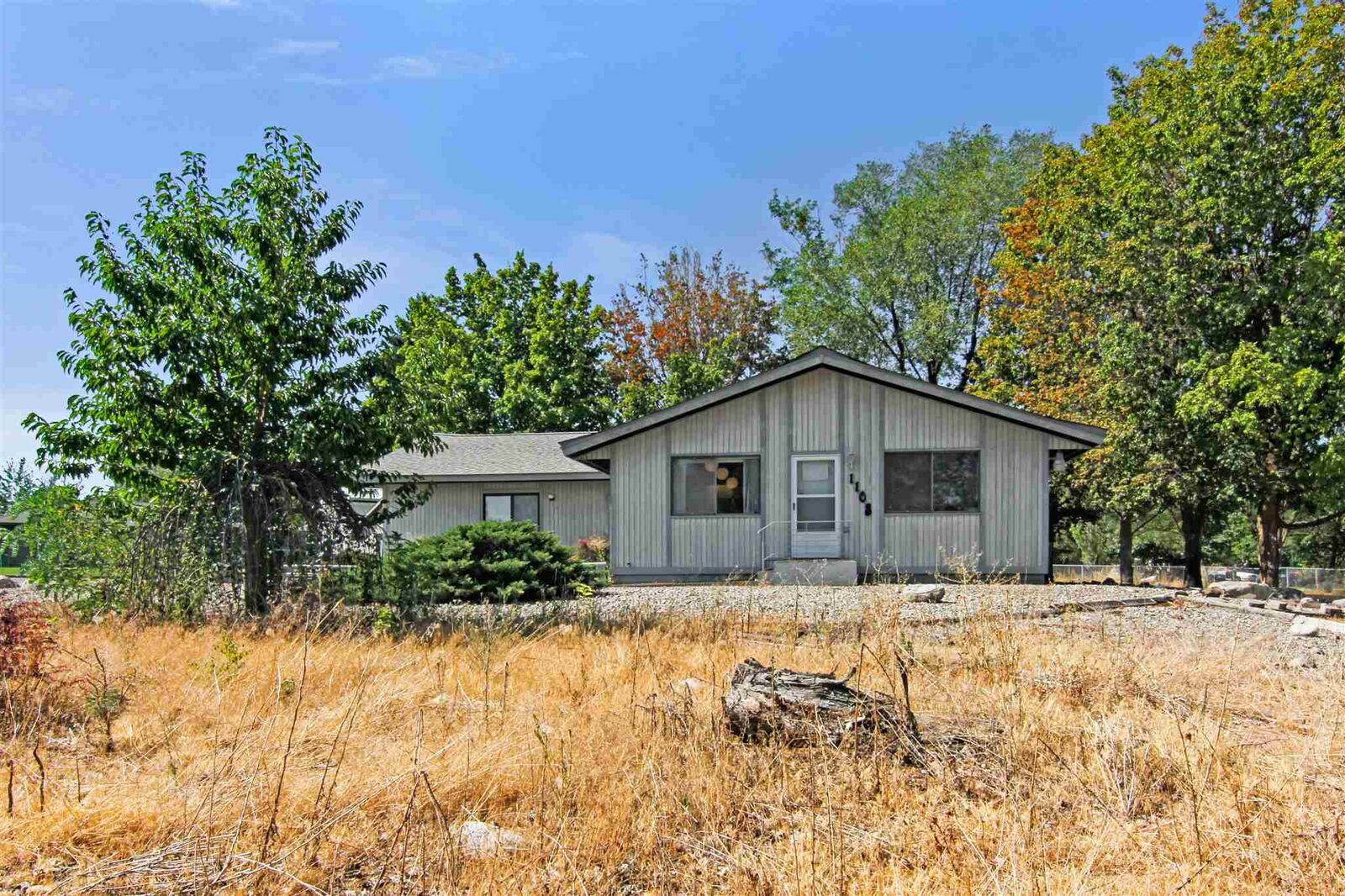 Property Photo: 1108 S Calvin Rd WA 99037