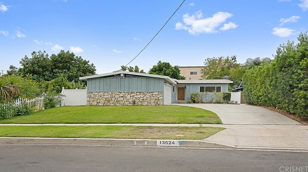 Property Photo:  13524 Hartland Street  CA 91405 