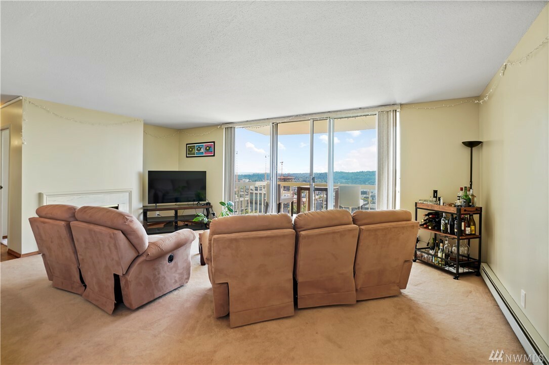 Property Photo: 4540 8th Ave NE 1401 WA 98105