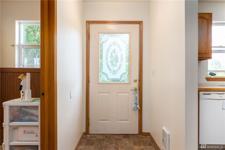 Property Photo: 393 E Alder Dr WA 98284