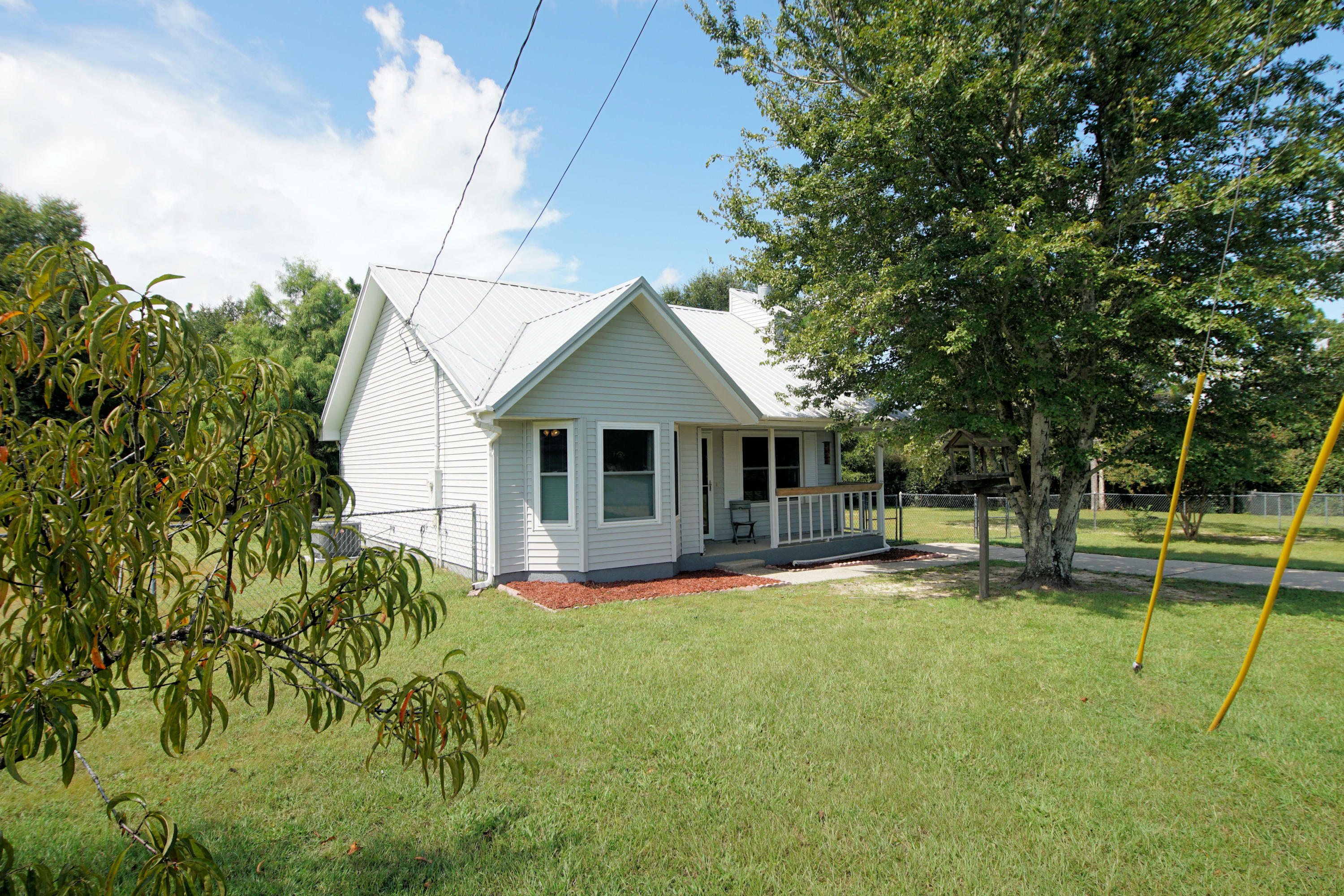 Property Photo:  3316 Colonial Court  FL 32539 