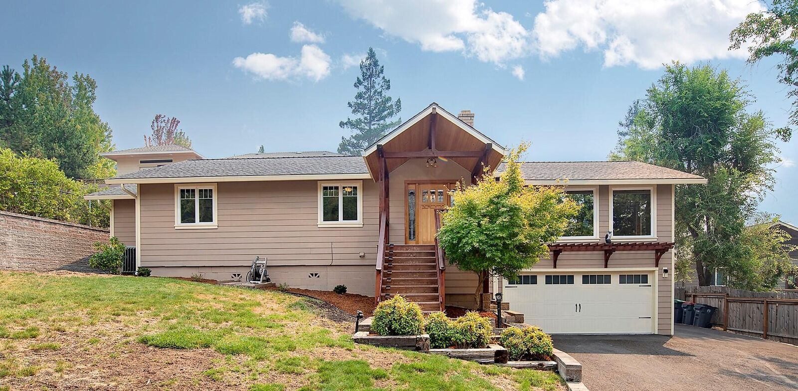 Property Photo: 1594 Angelcrest Drive OR 97504