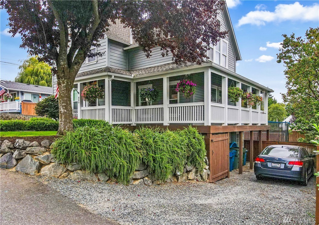 Property Photo:  809 Root Ave  WA 98290 