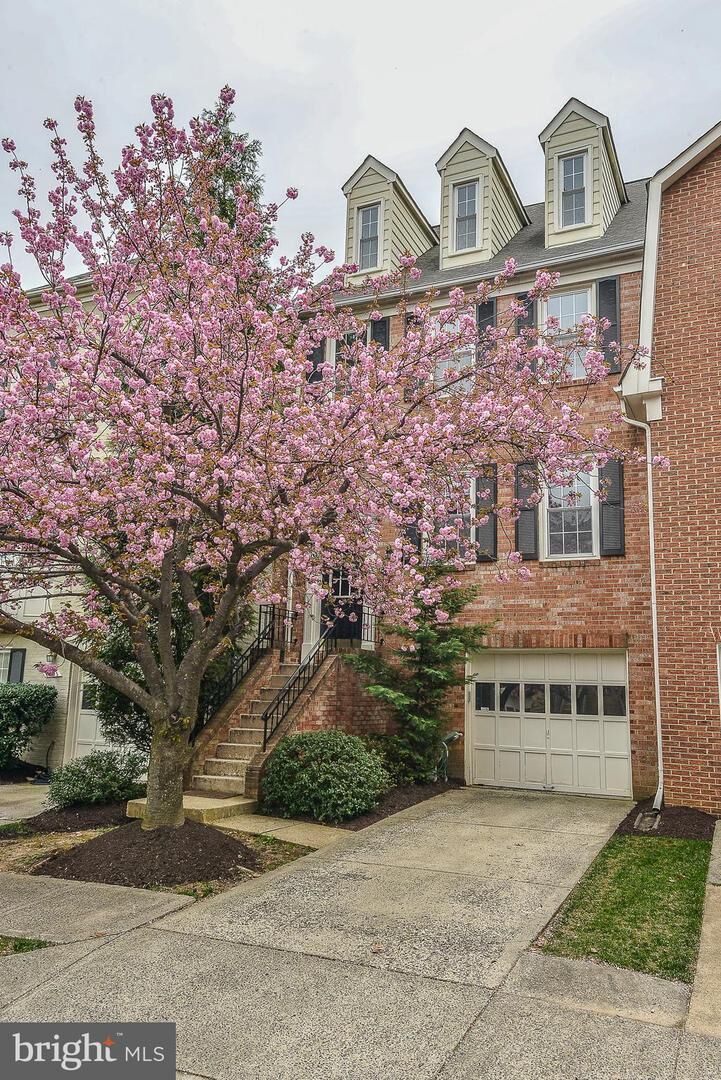 Property Photo:  8003 Merry Oaks Ln  VA 22182 