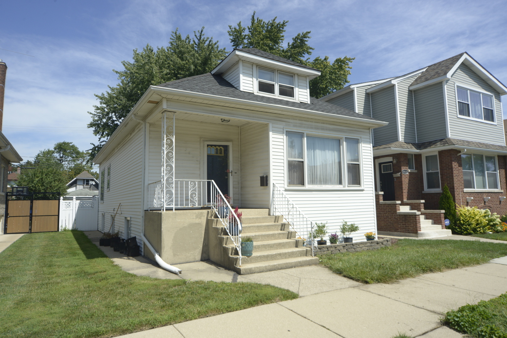 Property Photo: 5440 W Byron Street IL 60641