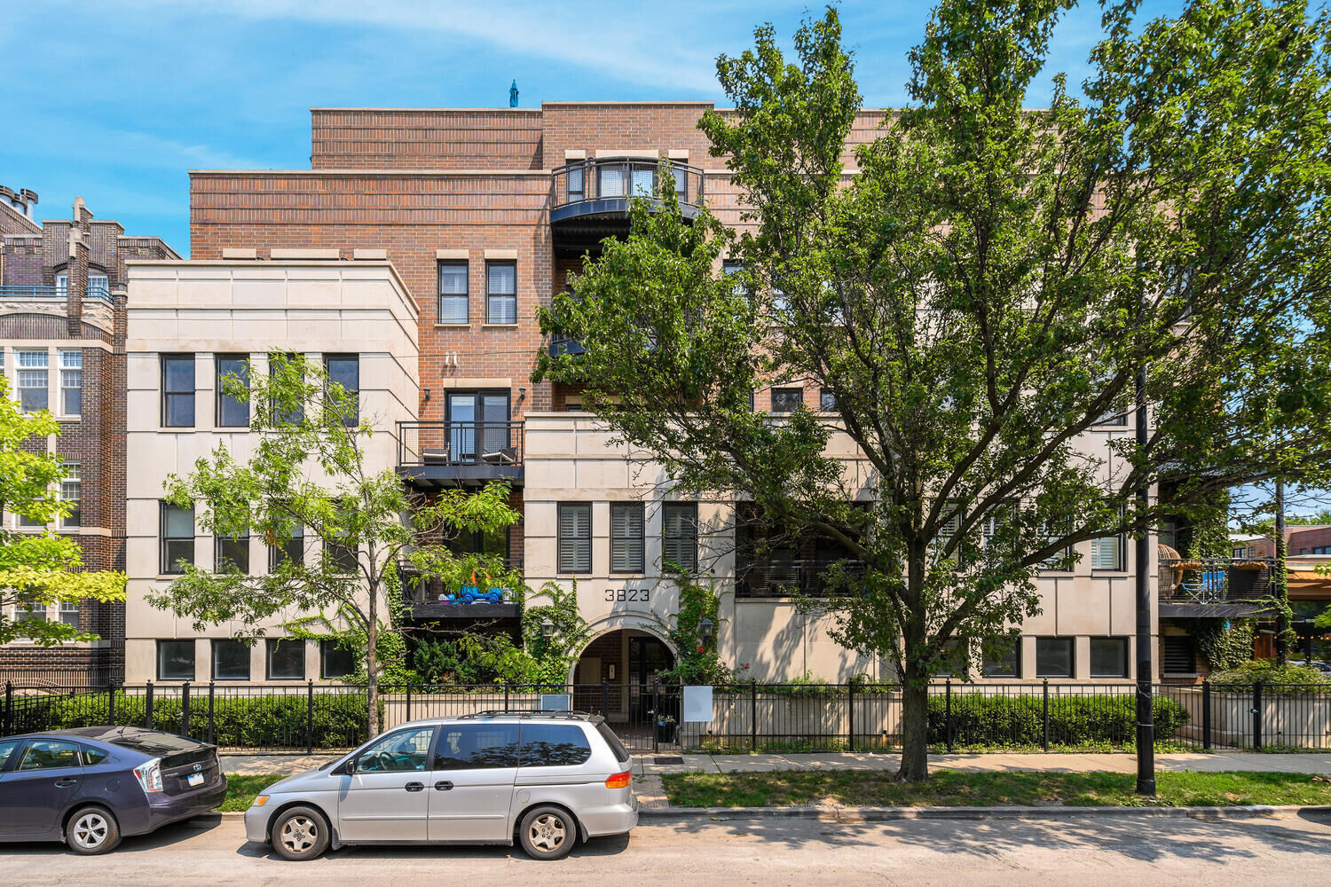 Property Photo:  3823 N Ashland Avenue 304  IL 60613 