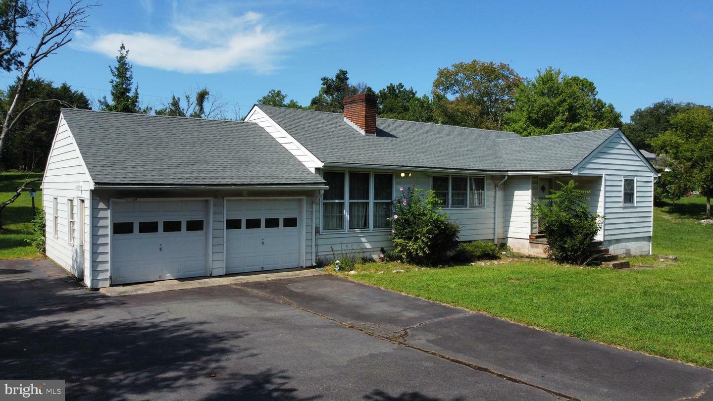 Property Photo: 24351 Arcola Mills Drive VA 20105