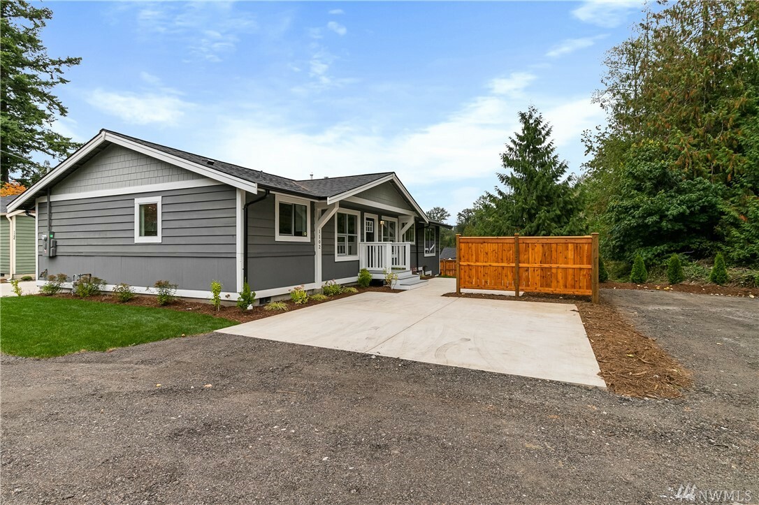 Property Photo:  1102 Yew St  WA 98229 