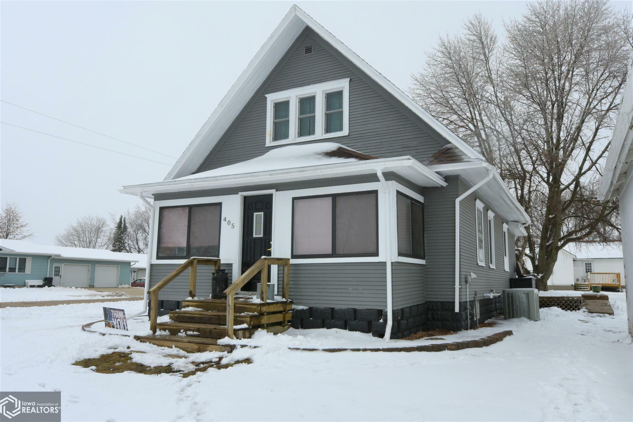 Property Photo:  405 Pine Street  IA 50271 