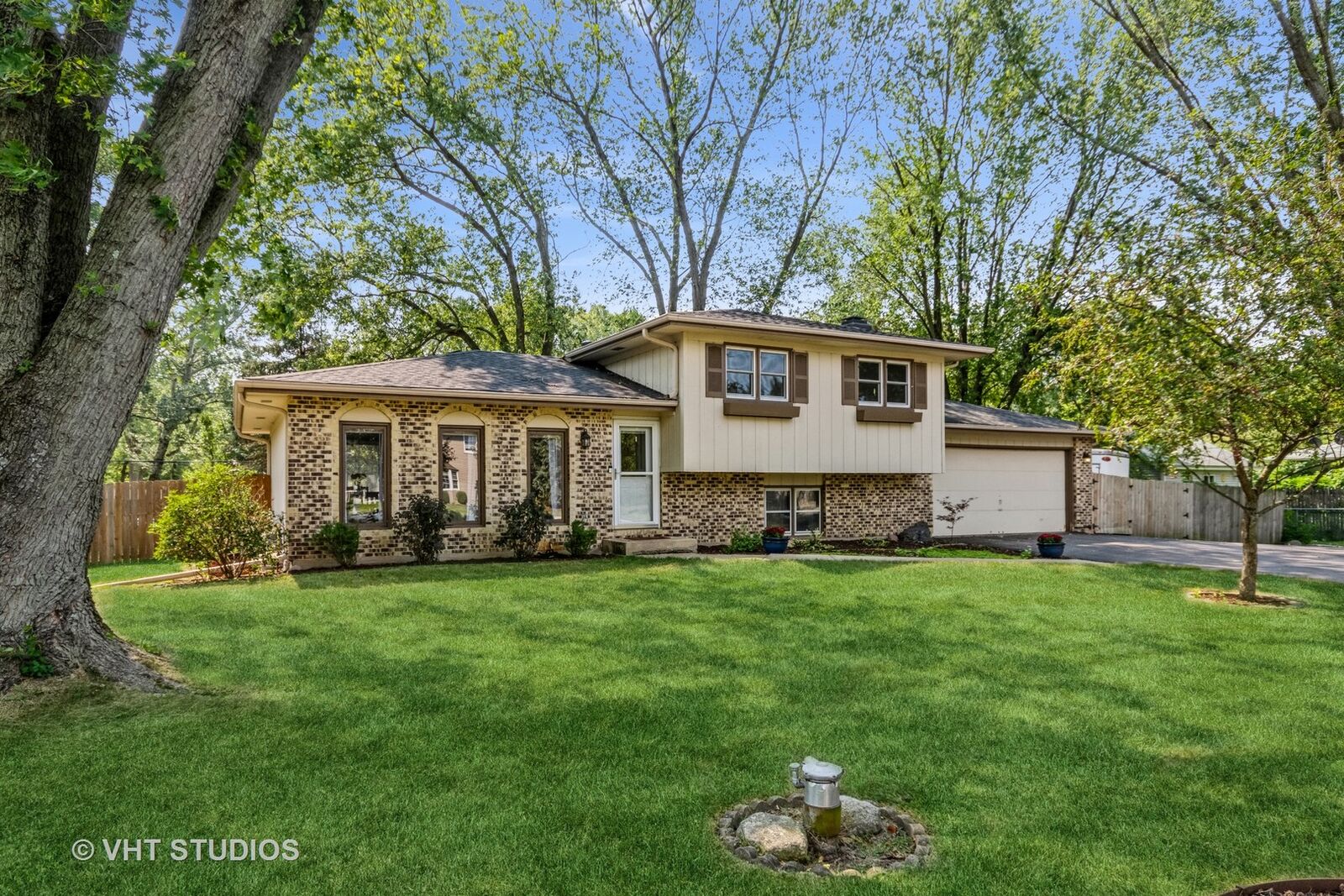 Property Photo: 33W069 Toni Street IL 60174