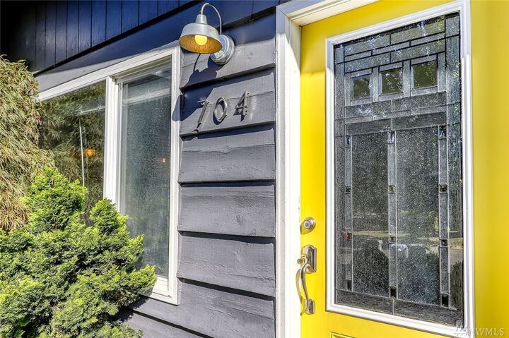 Property Photo:  704 Dolan St  WA 98310 