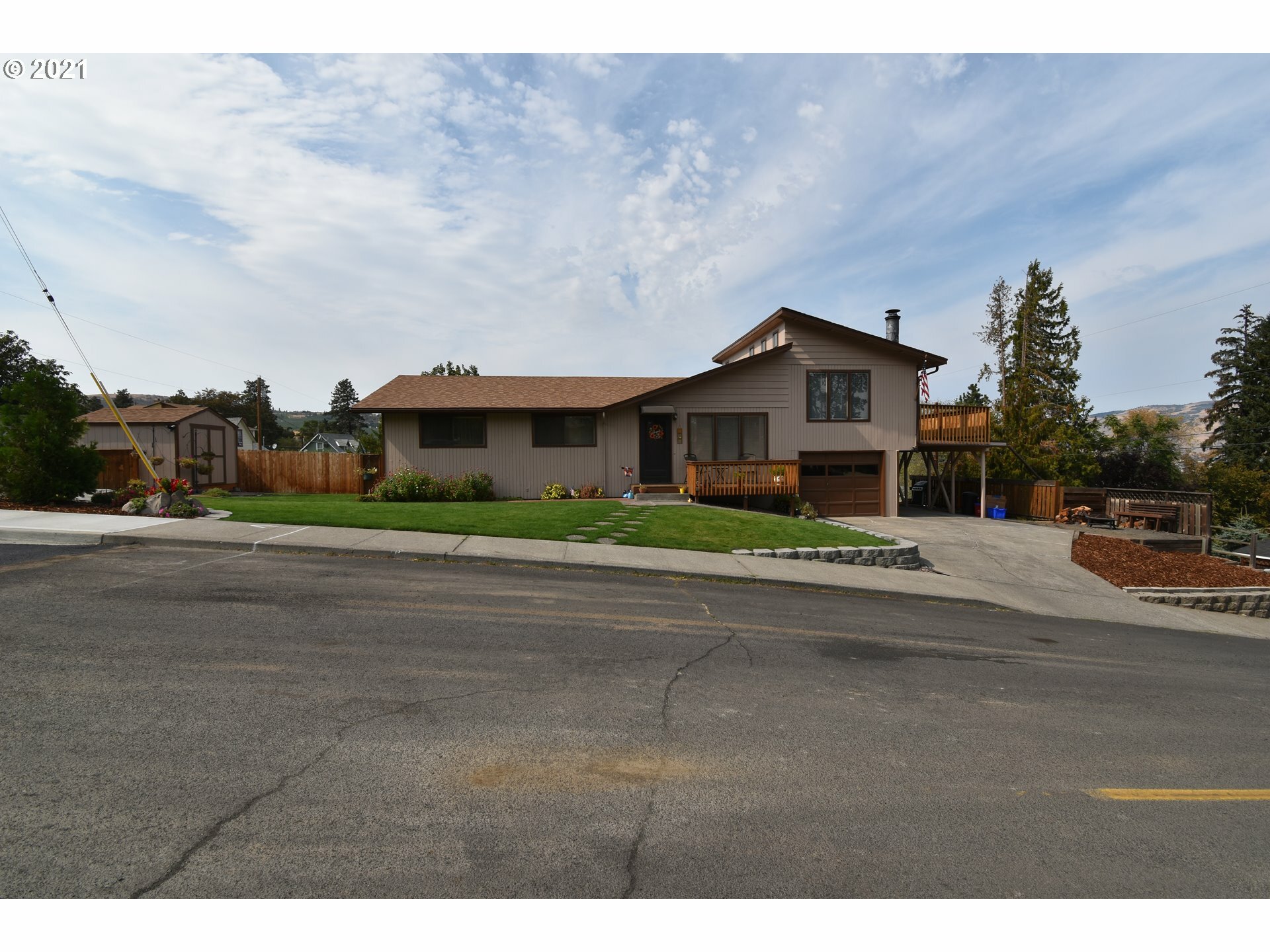 Property Photo: 301 W 15th St OR 97058