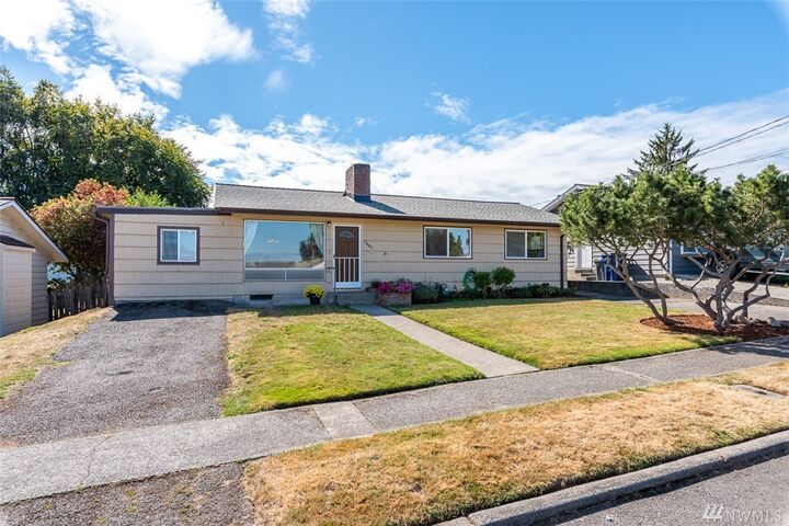 Property Photo:  1307 28th St  WA 98221 