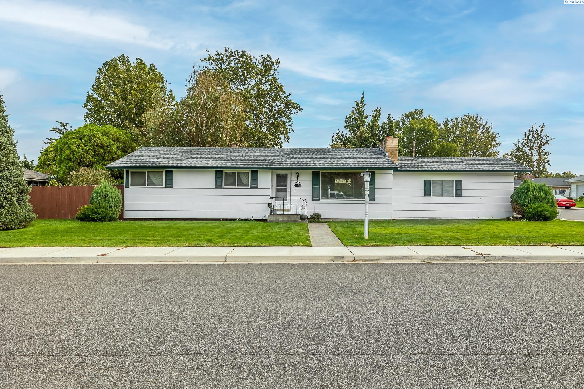 Property Photo: 1106 N Jefferson Pl WA 99336