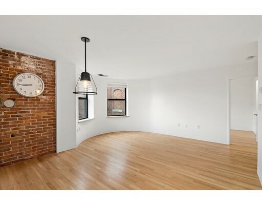 Property Photo:  84 Gainsborough St. 405W  MA 02115 