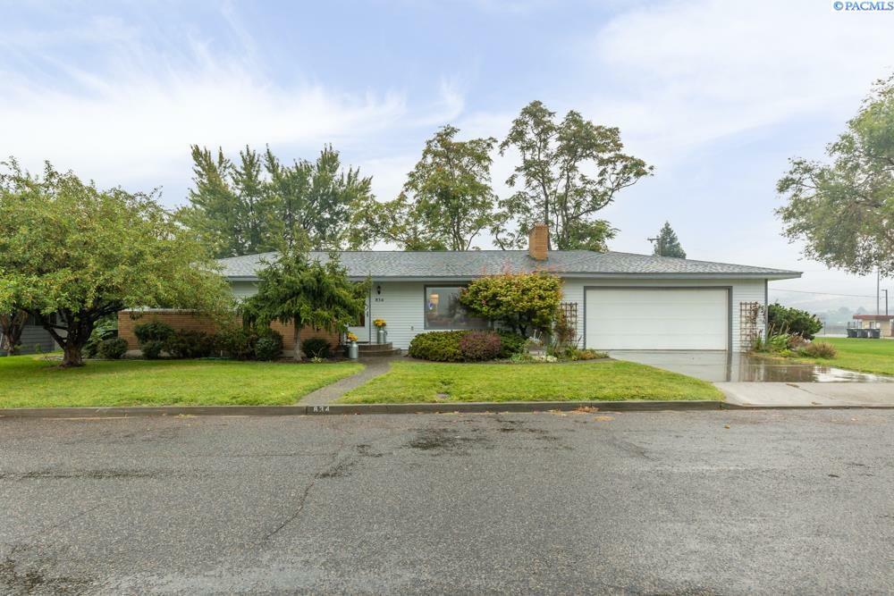 Property Photo:  834 Ford St  WA 99350-1563 