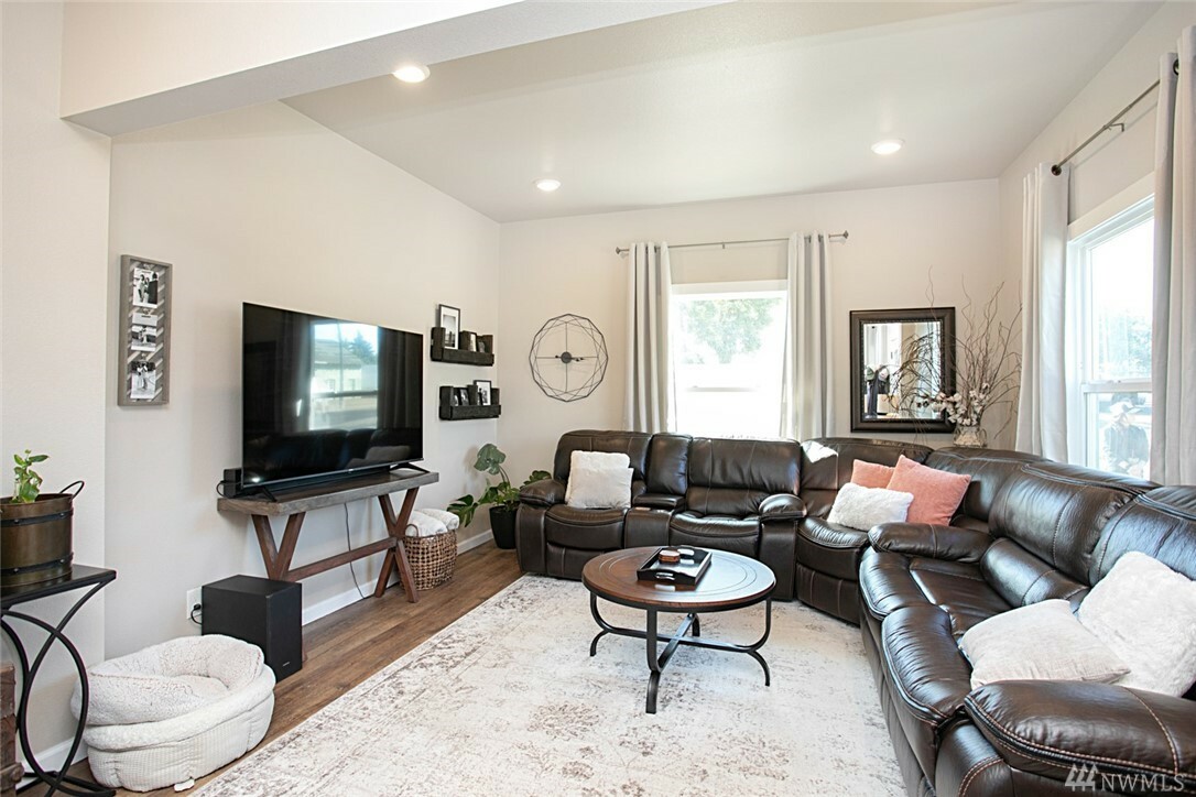 Property Photo: 104 W First St WA 99348
