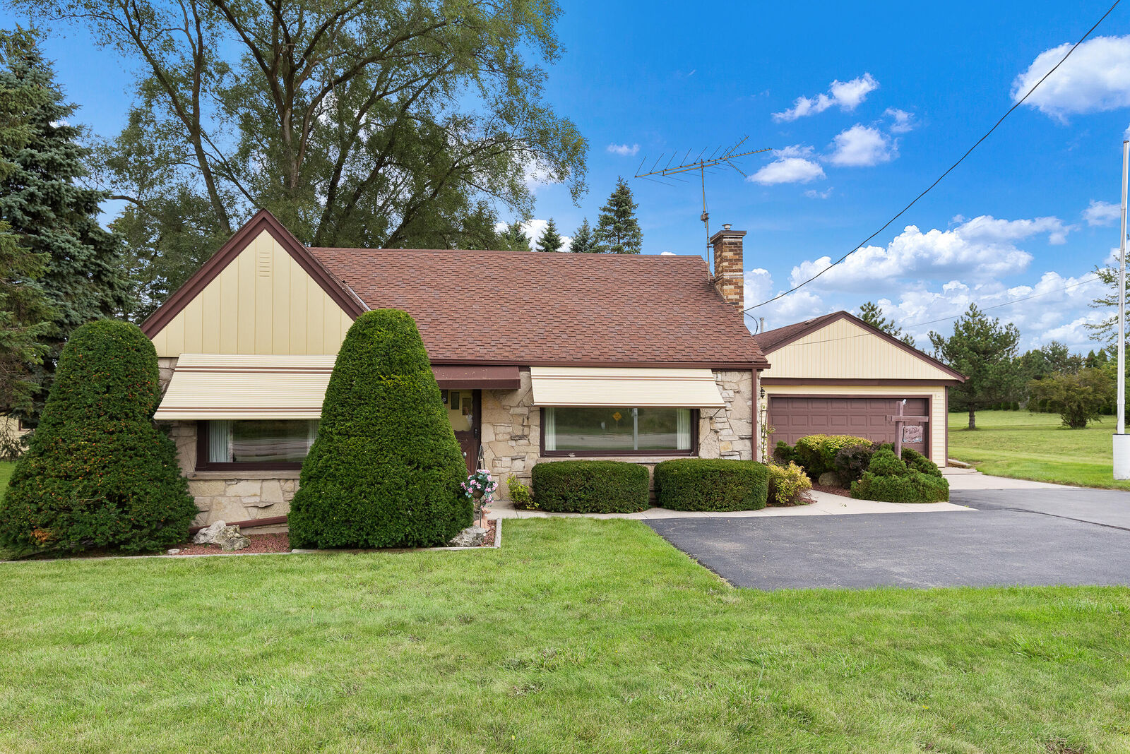 Property Photo: 2502 State Road 33 WI 53074