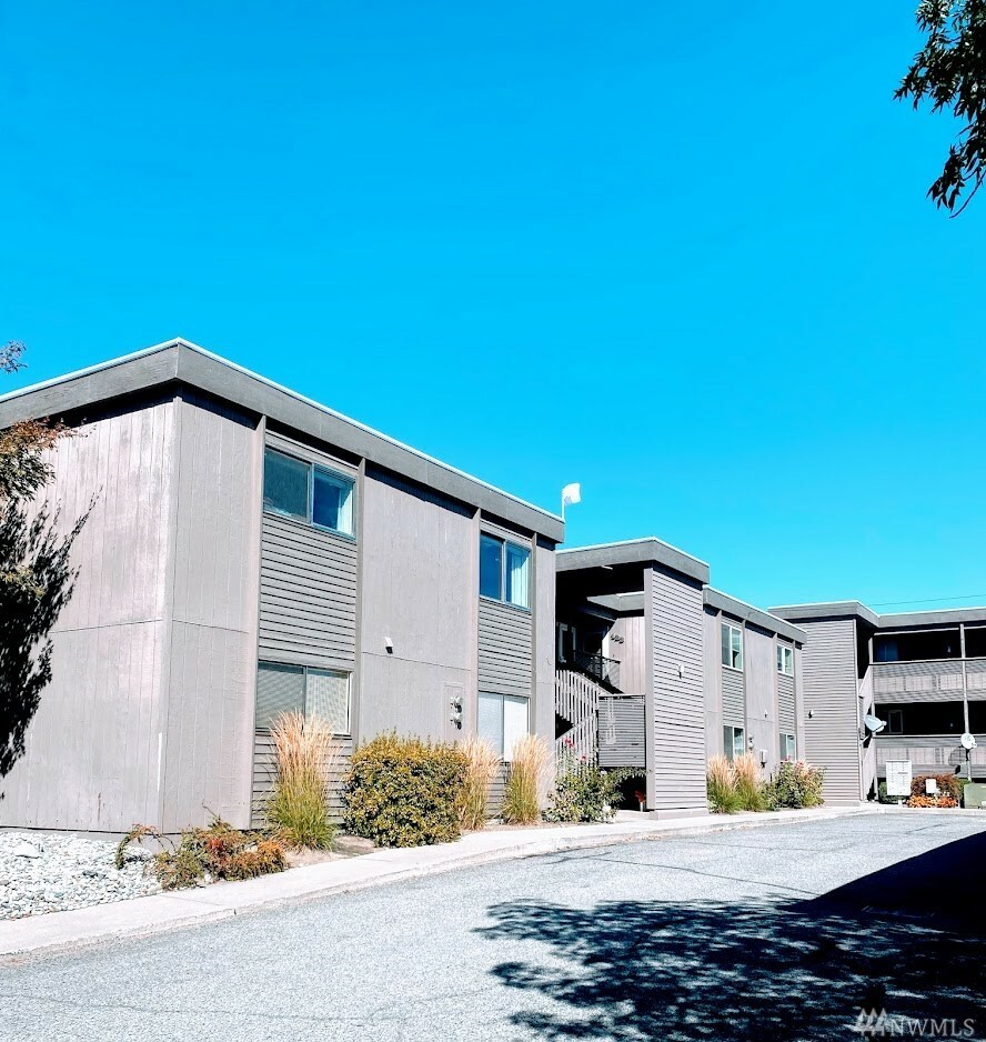 Property Photo: 407 Oregon St WA 98801