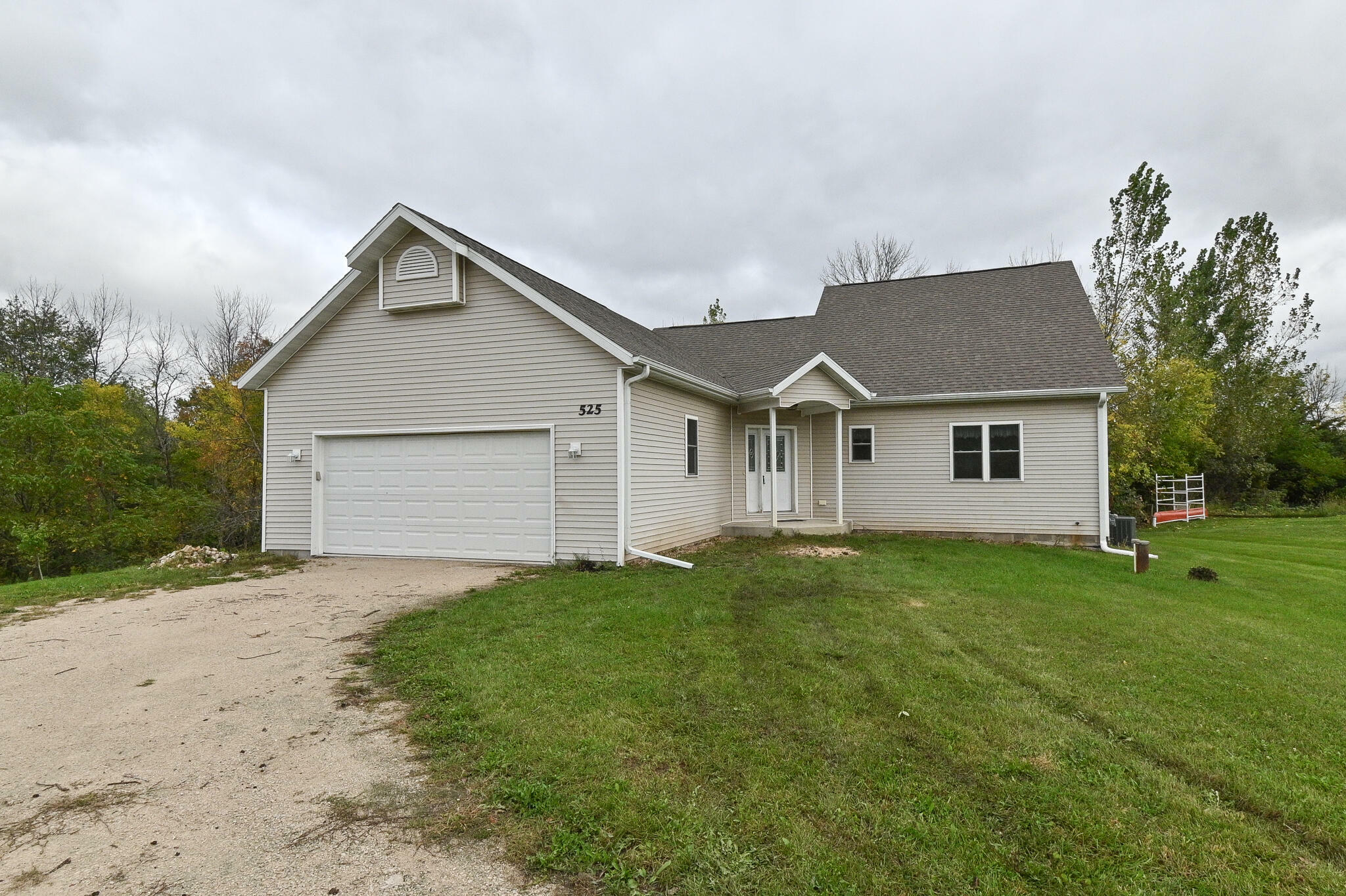 Property Photo:  525 Island View Cir  WI 53059 