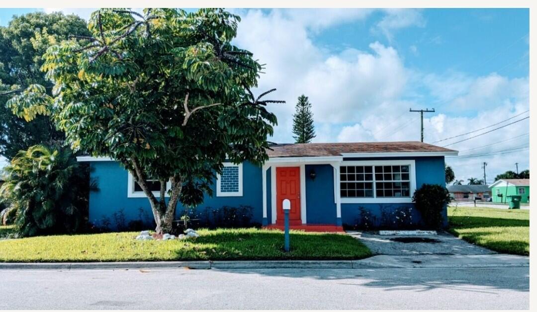 Property Photo: 1585 W 34th Street FL 33404