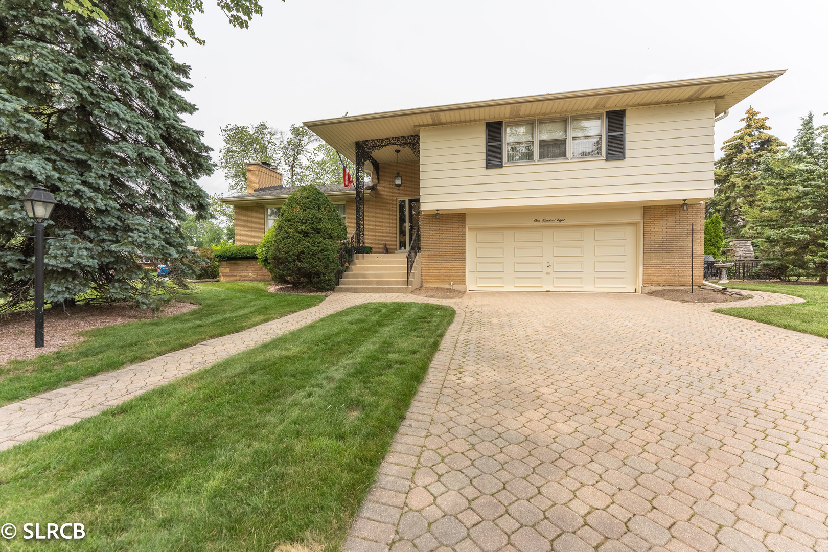Property Photo:  108 E Edgemont Lane  IL 60068 