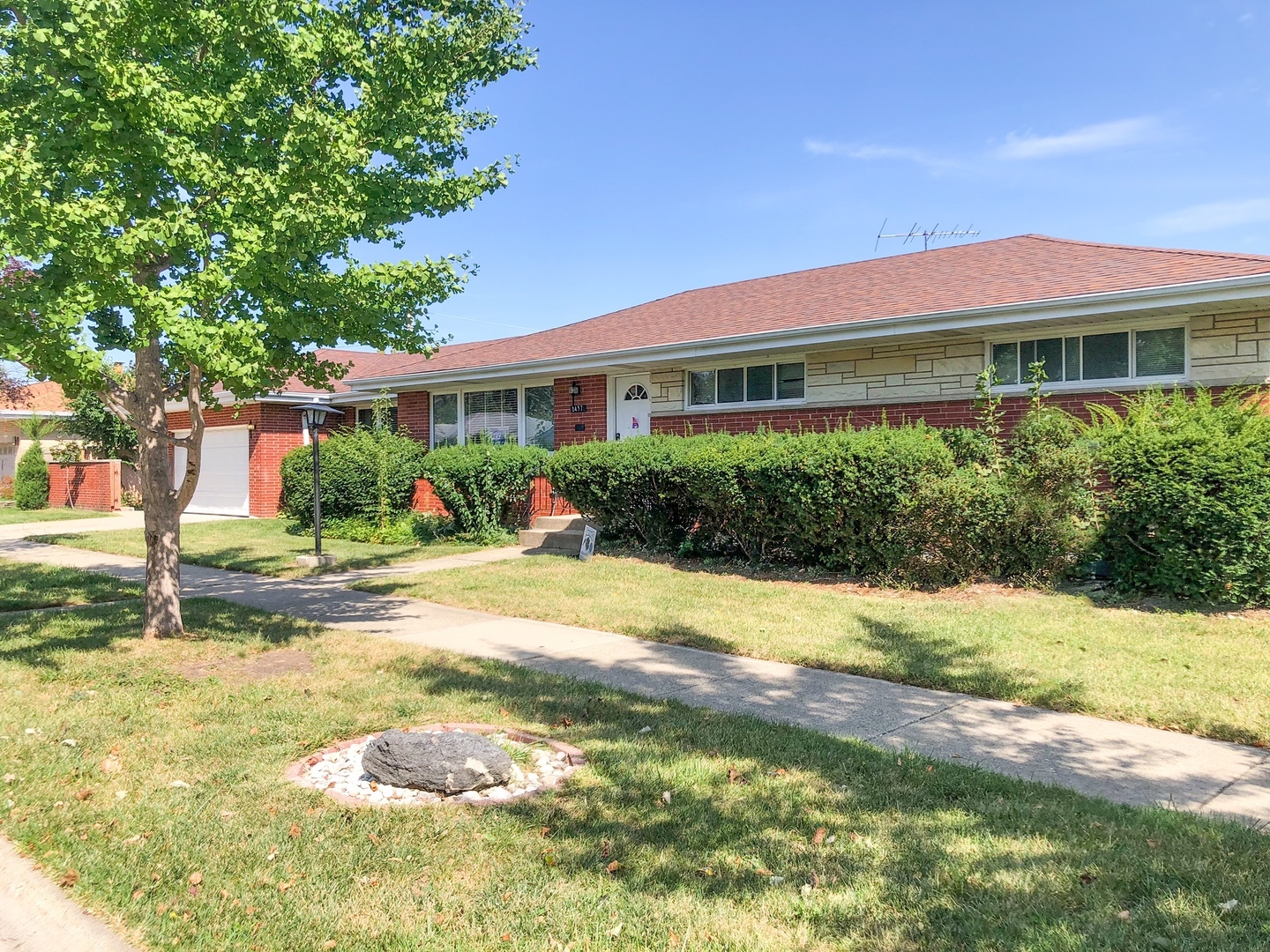 Property Photo: 8437 N Oketo Avenue IL 60714