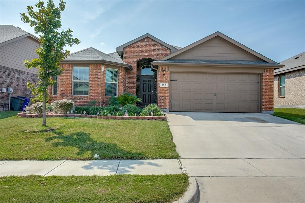 Property Photo: 653 River Rock Drive TX 76020