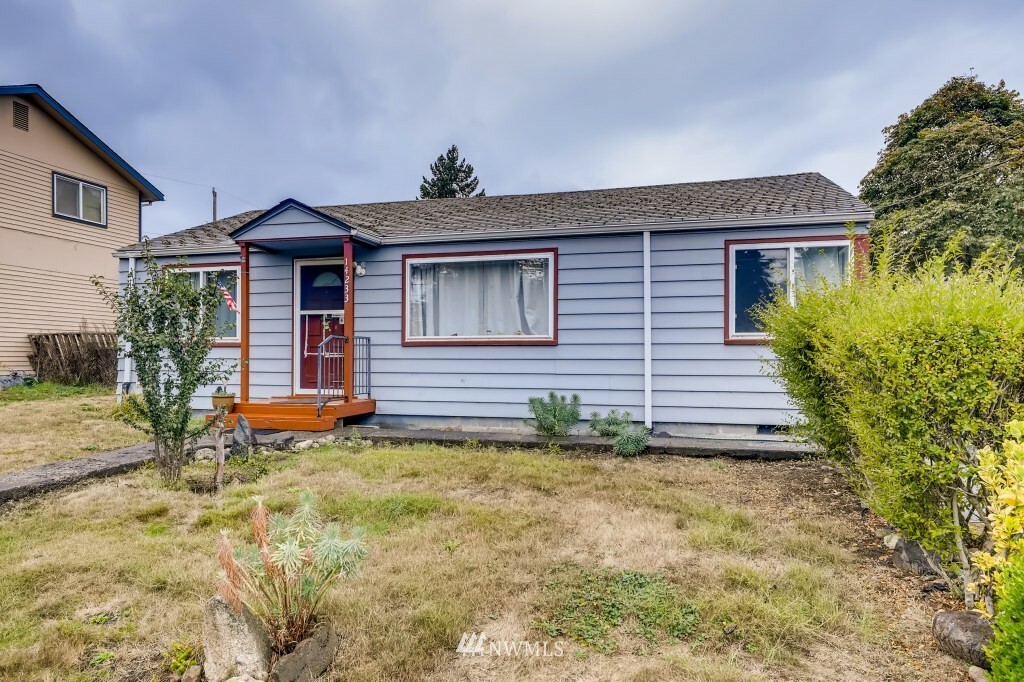 Property Photo:  14233 8th Avenue S  WA 98168 