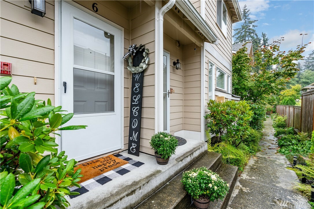 Property Photo:  7435 210 St SW 6  WA 98026 