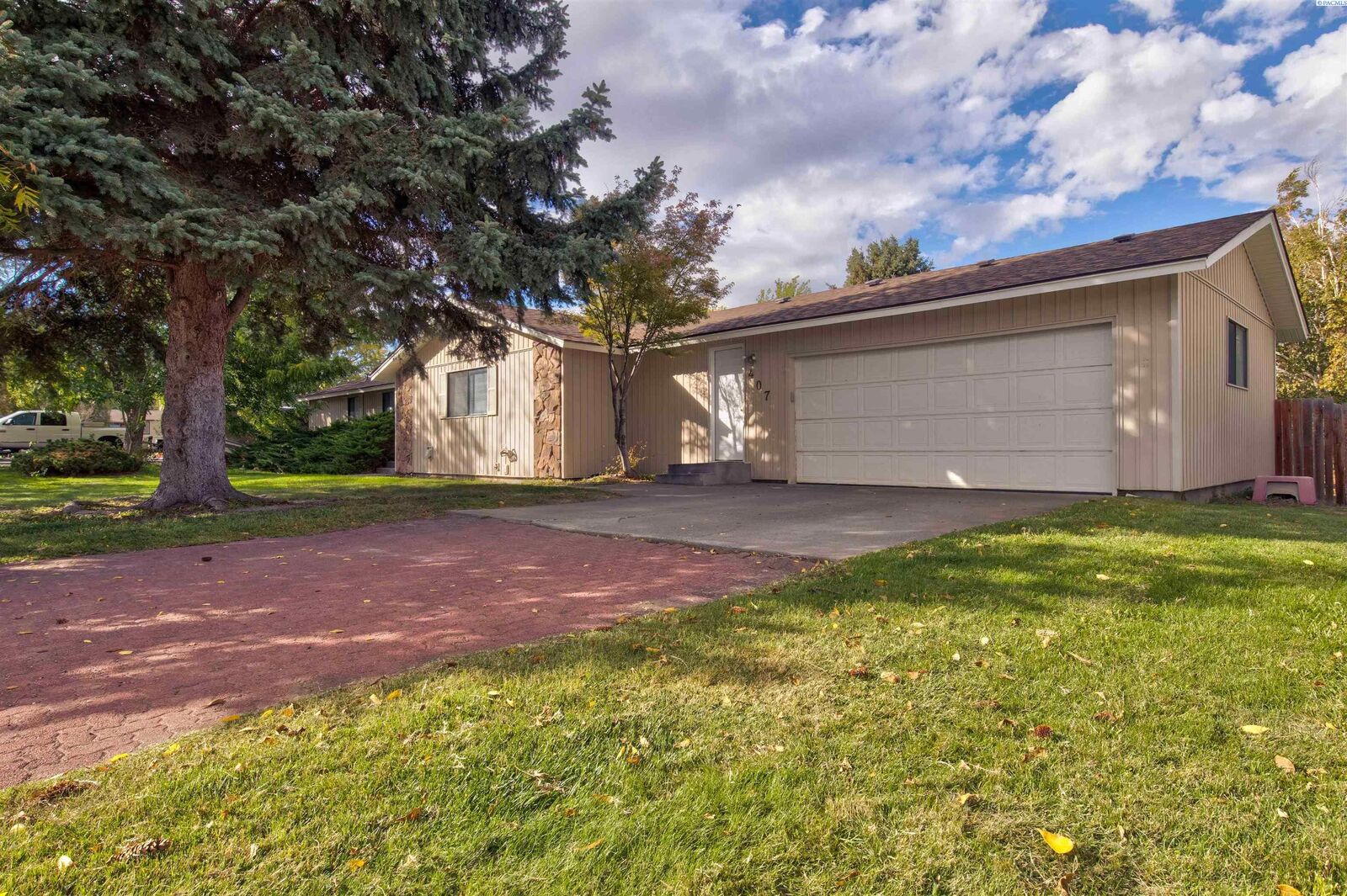 Property Photo: 407 E 44th Ave WA 99337