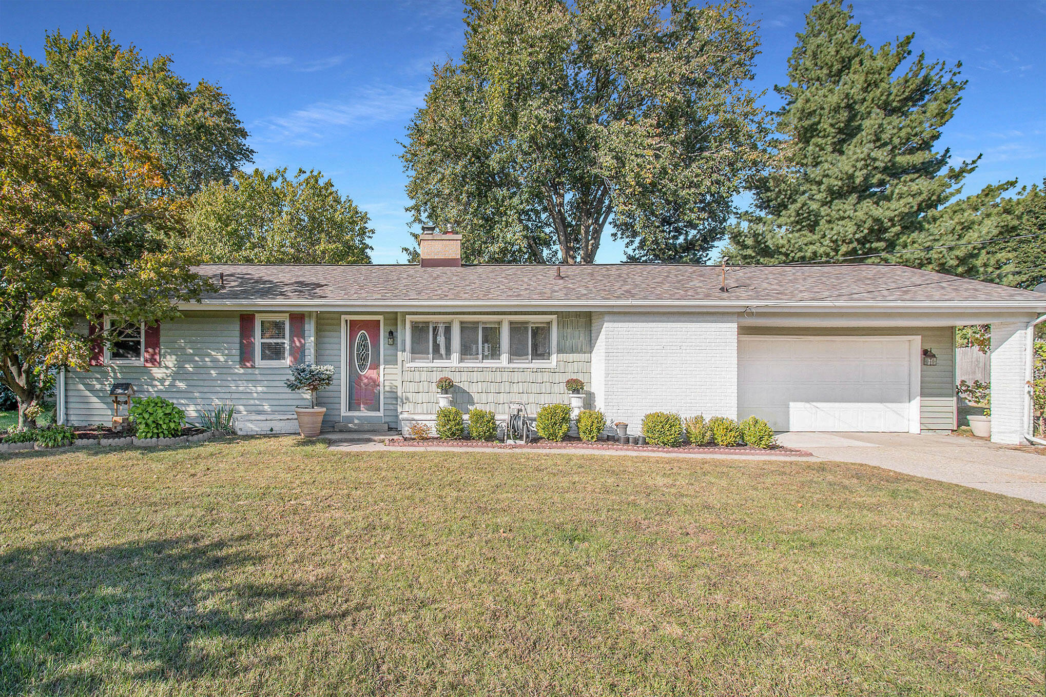 Property Photo: 1935 Parkwood Street MI 49428