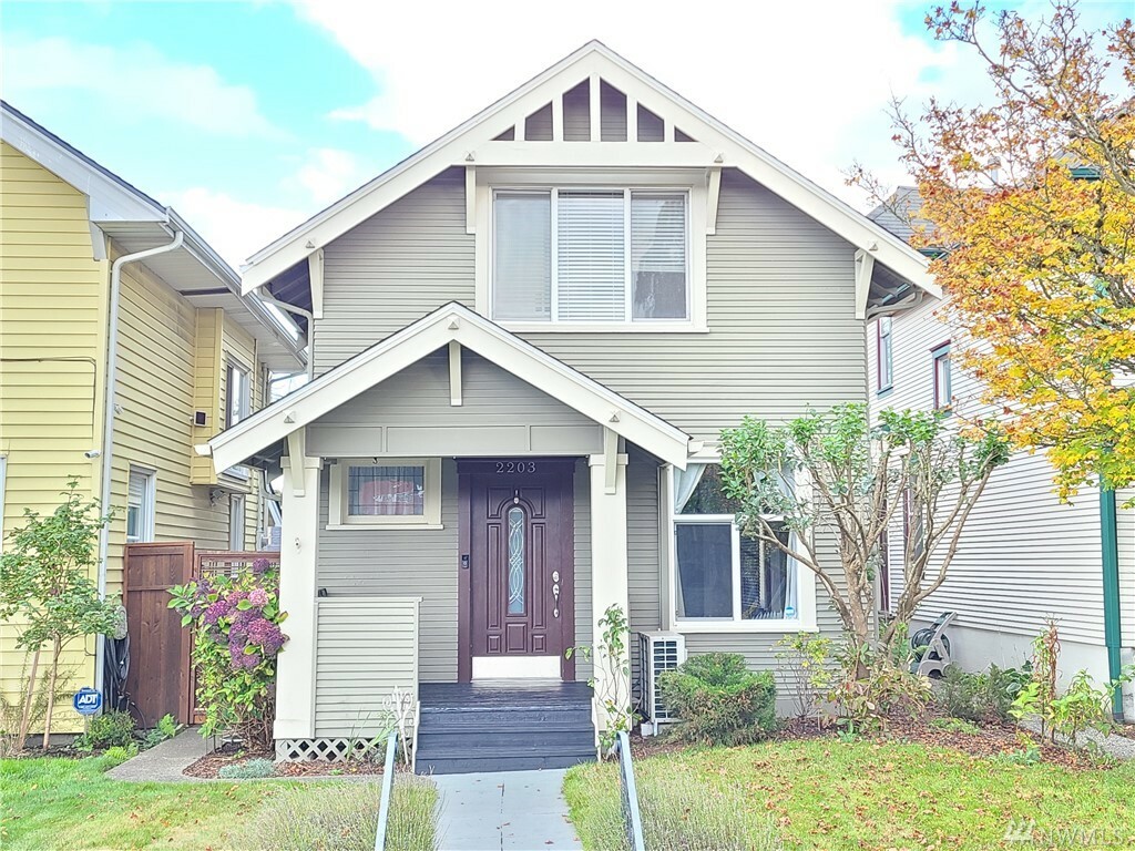 Property Photo:  2203 Rockefeller Ave  WA 98201 