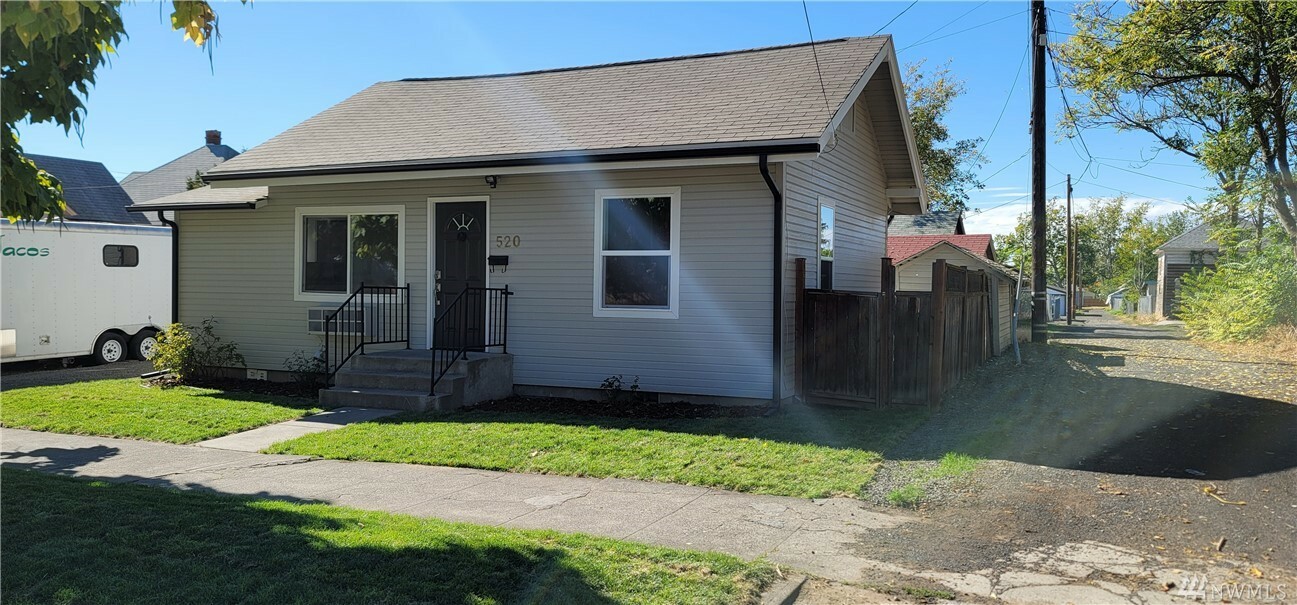 Property Photo:  520 S 4th Ave  WA 99362 