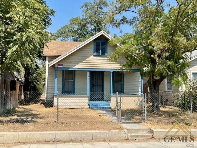 Property Photo:  808 Niles Street  CA 93305 