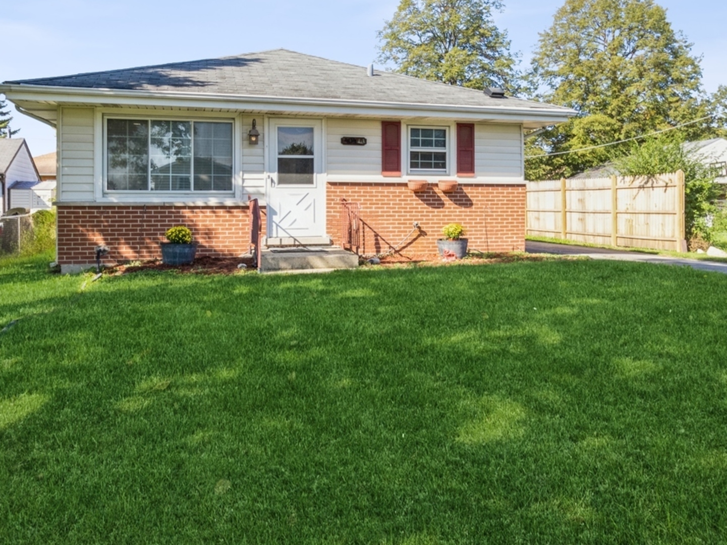 Property Photo:  404 Pine Avenue  IL 60191 