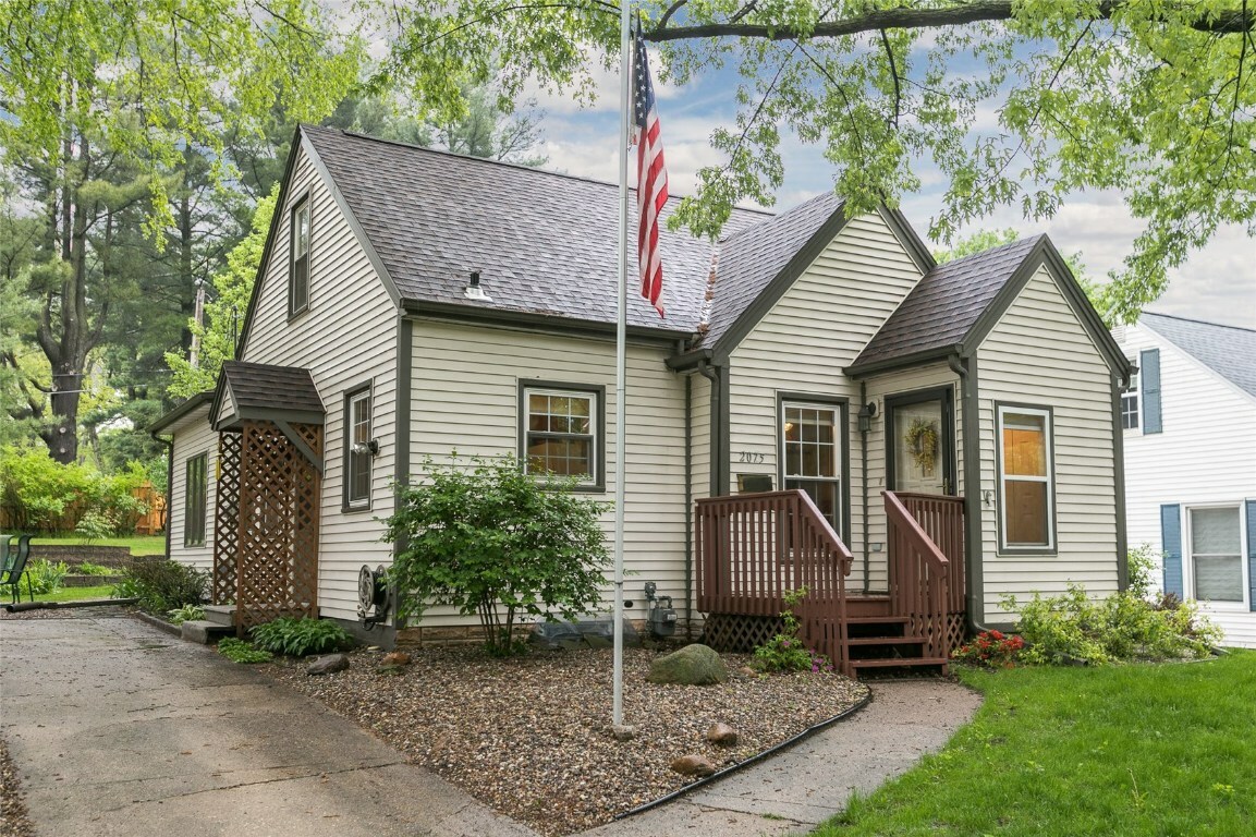 Property Photo:  2075 Eastern Boulevard SE  IA 52403 