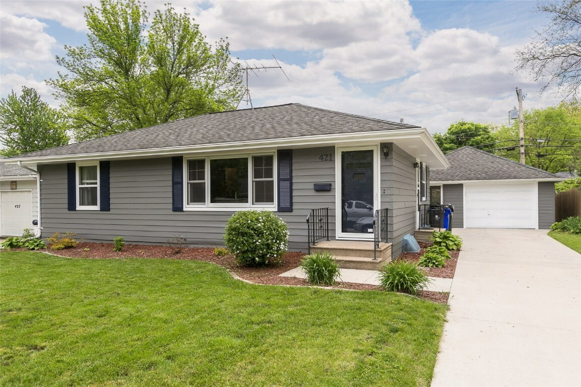 Property Photo:  421 23rd Street NW  IA 52404 