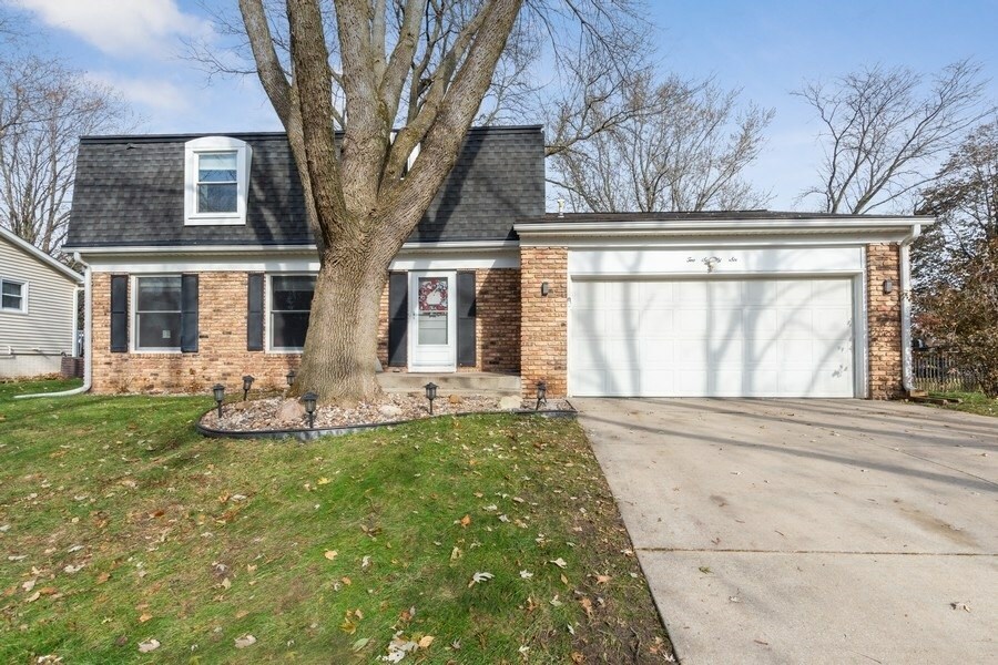 Property Photo:  276 Windsor Drive NE  IA 52402 