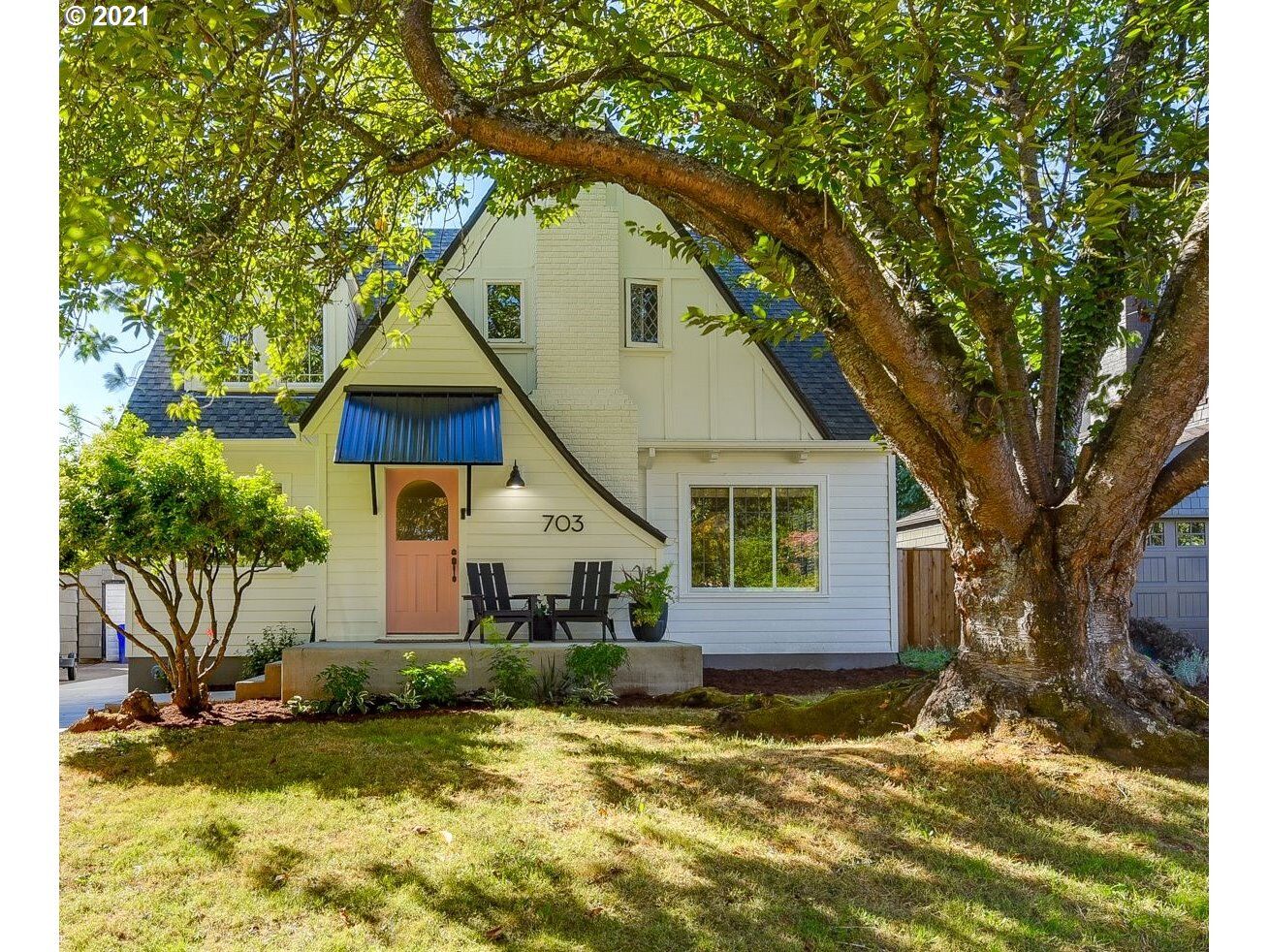 Property Photo: 703 SE Peacock Ln OR 97214