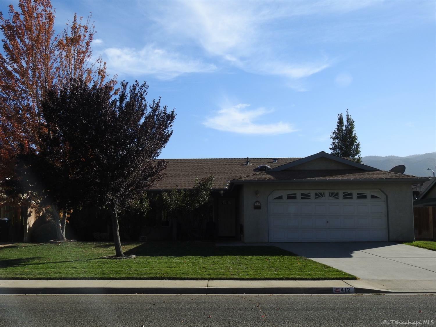 Property Photo:  412 Apple Way  CA 93561 