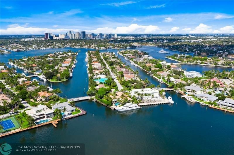 Property Photo:  1400 W Lake Dr  FL 33316 